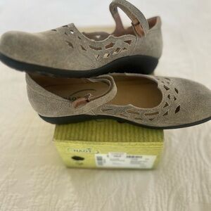 Naot Women's Taupe Cut-Out Flats